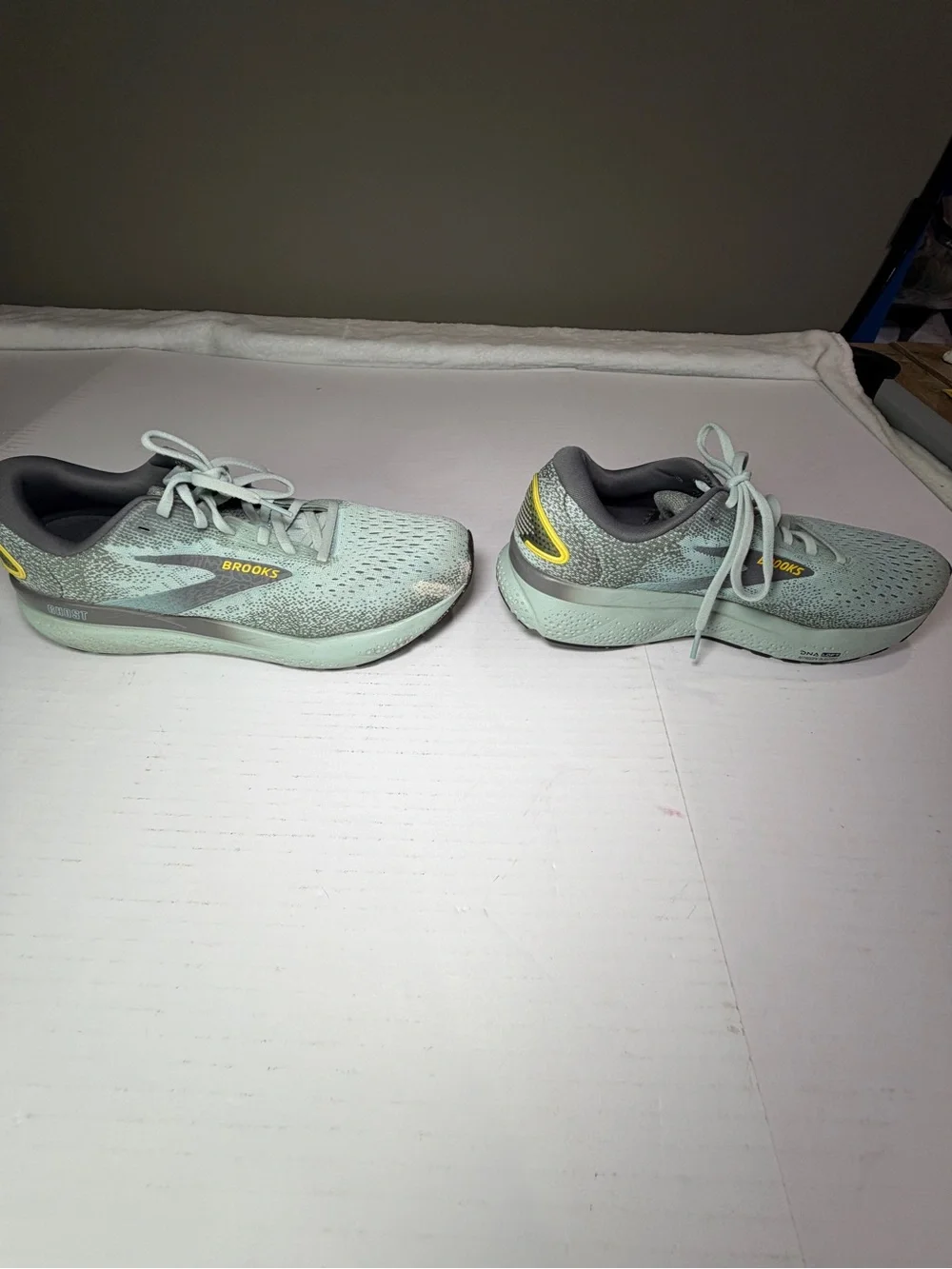 Brooks Mint Green men’s Running Shoes excellent condition